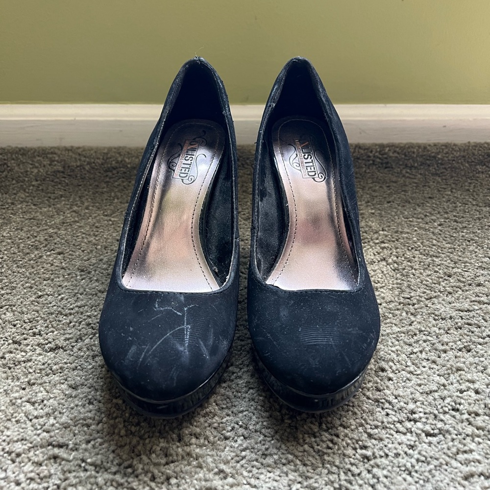 Unlisted black pumps